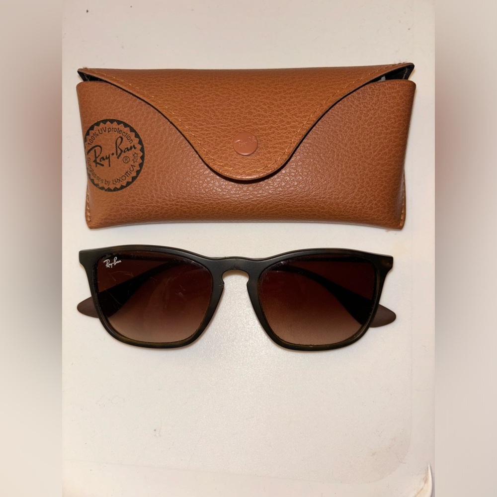Ray Ban Sunglasses for Women: Erika Classic Style